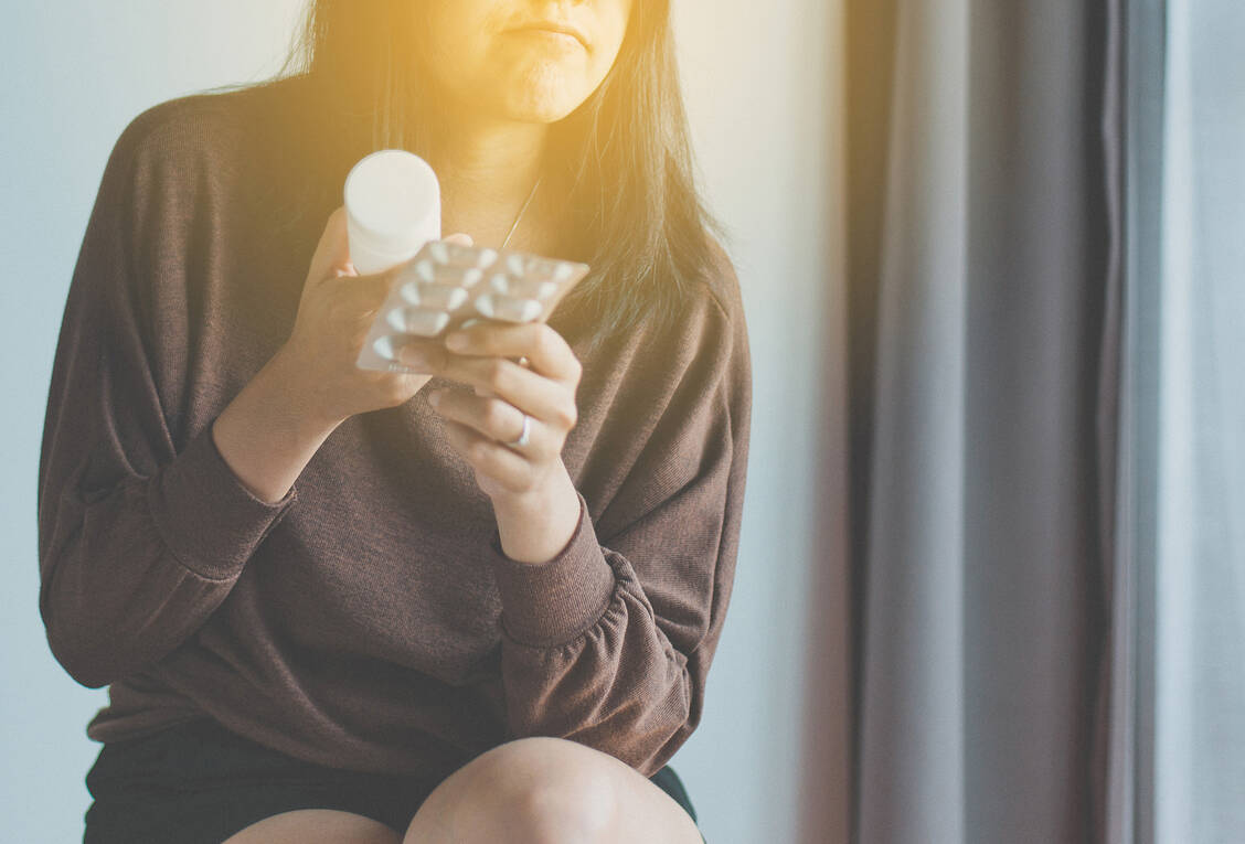 Patienten mit chronischen Schmerzen sind auf ihre Dauermedikation angewiesen. Ist das verordnete Präparat nicht lieferbar, hilft der Apotheker bei der Auswahl einer geeigneten Alternative. / Foto: Adobe Stock/gballgiggs