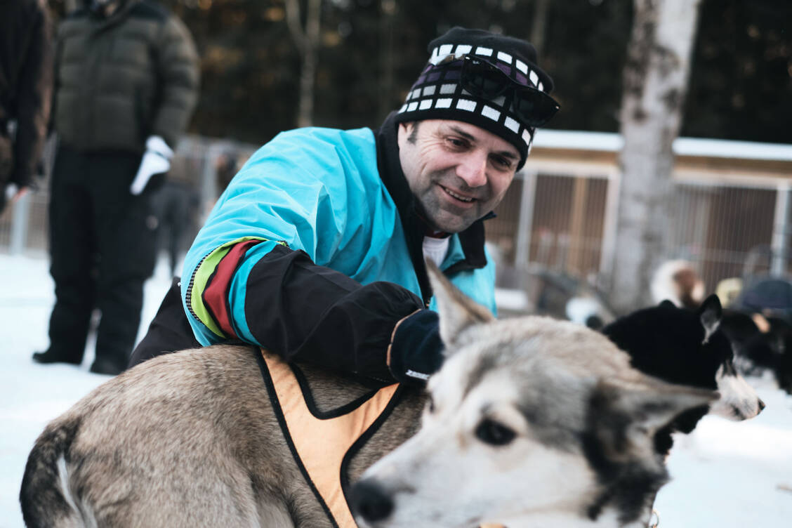 Nach einem Kurs zum Führen eines Hundeschlittens wusste Klaus Schirmer, wie er seinen Führungsstil nennen kann: Die Freude der Huskys erinnerten den Apotheker an sein begeistertes Team. / Foto: Wolfgang Lehner