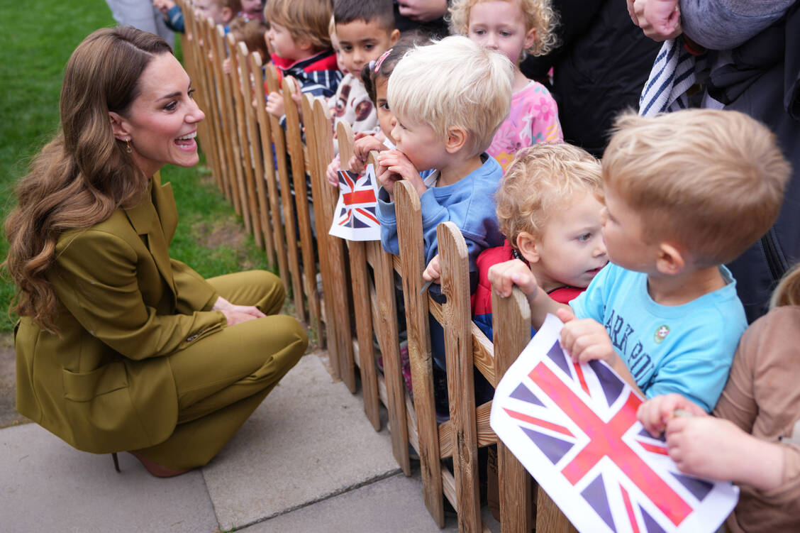 Von der Kindheit bis ins Alter: Soziale Beziehungen sind der Schlüssel zu psychischer und körperlicher Gesundheit. Die Princess of Wales Catherine setzt sich für mehr Nähe ein. / © IMAGO/Spotlight Royal