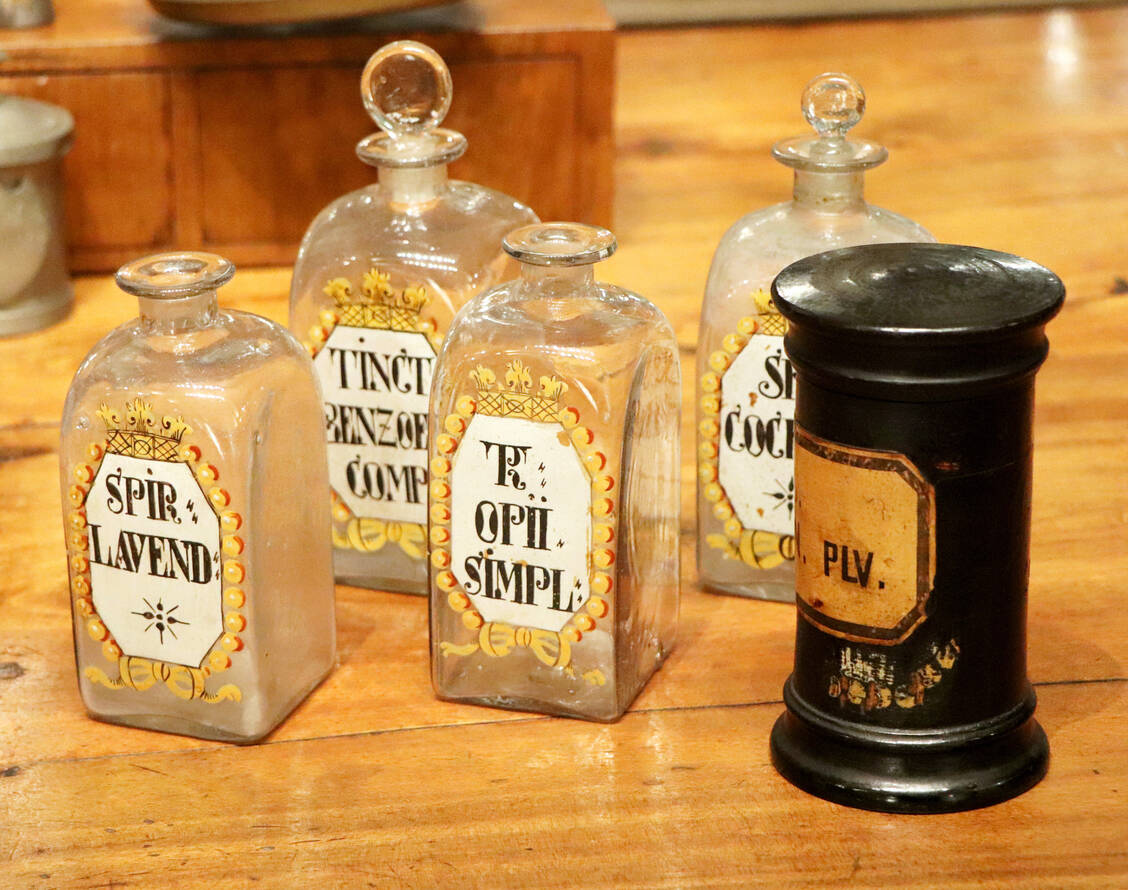 Abbildung 2: Gläser und Holzdose, Apotheke Wuppertal-Cronenberg, spätes 18. Jahrhundert. An der Holzdose unten ein freigelegter Teil der untersten Farbschicht (Inv.-Nr. II A 84, 85, 87, 88; II G 493) / © DAM