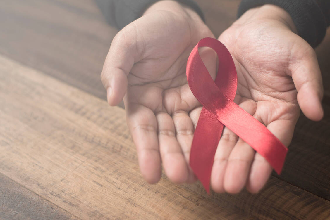 In seinem 10-Punkte-Plan zur Bekämpfung von HIV fordert das Bündnis aus acht Akteuren des Gesundheitswesens unter anderem ein stärkeres internationales Engagement Deutschlands. / © Getty Images/Mohd Hafiez Mohd Razali/EyeEm