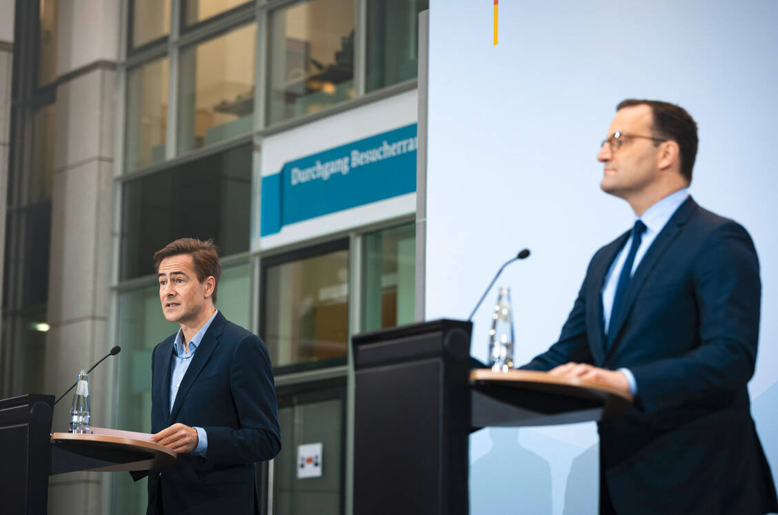 Im November 2020 kündigten der Bundesgesundheitsminister Jens Spahn (CDU) und Google-Deutschland Chef Philipp Justus sichtlich stolz ihre Zusammenarbeit bezüglich des staatlichen Gesundheitsportals an. Jetzt stellt ein Gericht fest: Die Vereinbarung ist als Kartellverstoß zu bewerten. / Foto: imago images/photothek