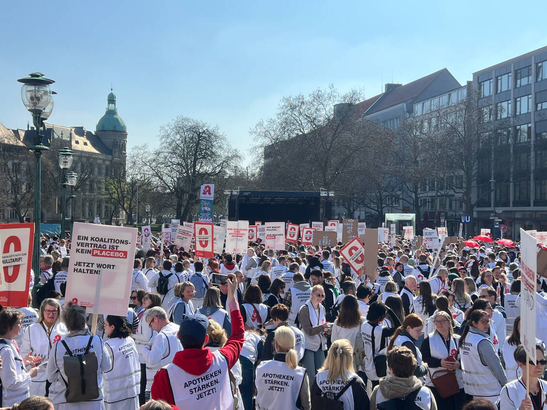 In Hannover protestierten am 23. März 2026 etwa 5000 Mitarbeiterinnen und Mitarbeiter der Norddeutschen Apotheken gegen die prekären Bedingungen der Vor-Ort-Apotheken. / © PZ/Höhn