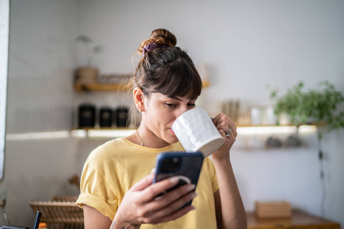 Bildschirmzeit reduzieren: Es gilt Gewohnheiten zu durchbrechen und neue Verknüpfungen zu schaffen. Bei jedem Griff zum Handy, Oma anrufen. / © Getty Images/FG Trade