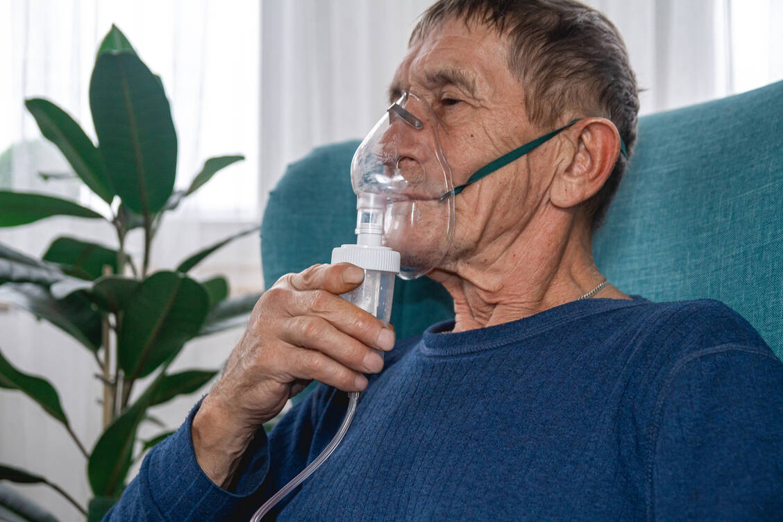 In der Palliativsituation kann die Sauerstoffzufuhr die quälende Atemnot lindern. / Foto: Adobe Stock/perfectlab