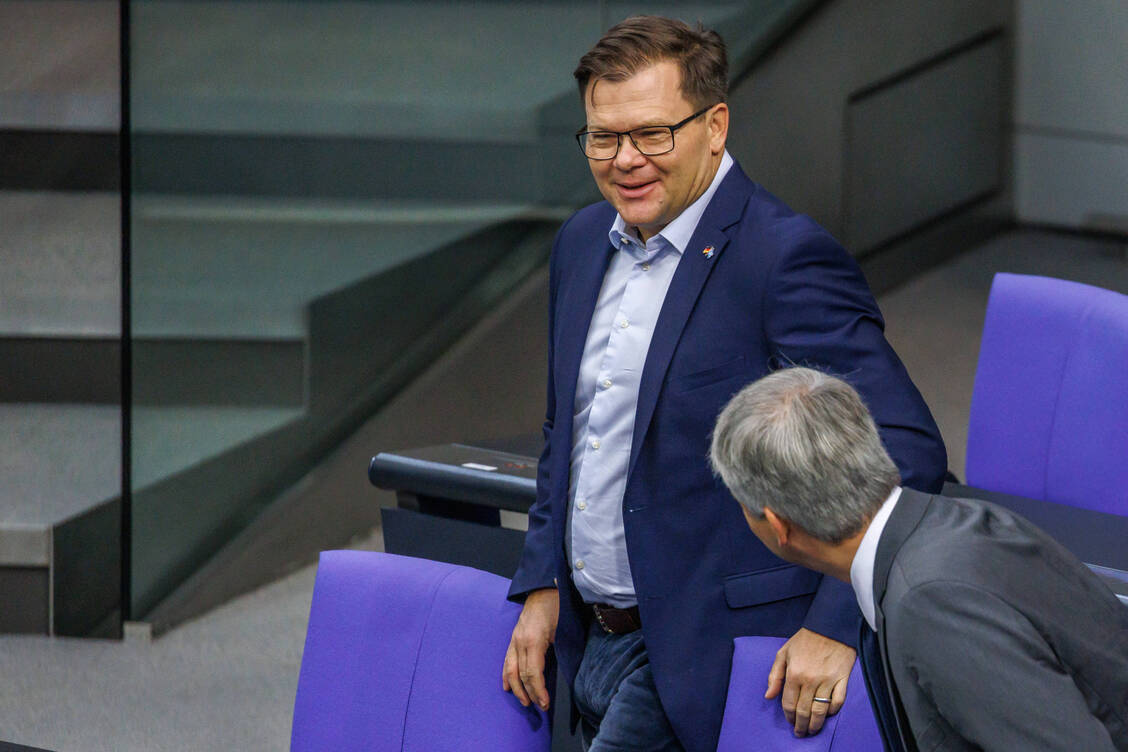 Bundesumweltminister Carsten Schneider (SPD) hält an der Kommunalabwasserrichtlinie (KARL) fest. / © Imago/Andreas Gora