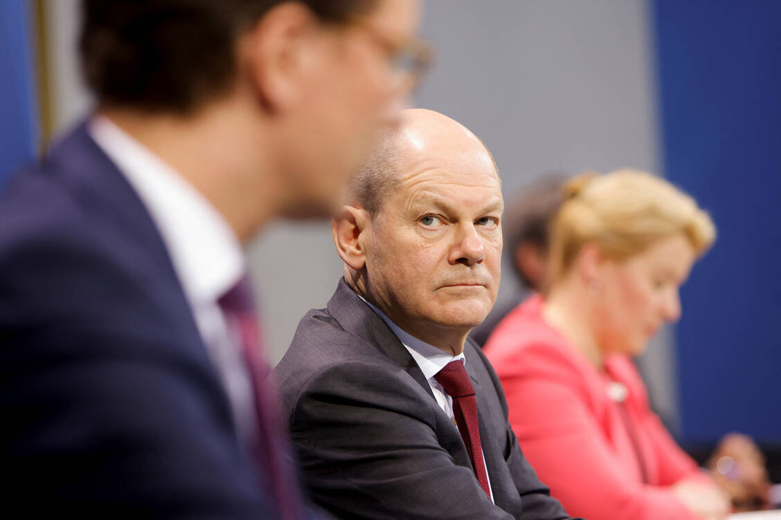 Der Bundeskanzler Olaf Scholz (SPD) hat gemeinsam mit dem Vorsitzendenden der Ministerpräsidentenkonferenz Hendrik Wüst (CDU, links) und Berlins regierender Bürgermeisterin Franziska Giffey (SPD) die Ergebnisse der Konferenz am Mittwoch vorgestellt. / Foto: picture alliance / ASSOCIATED PRESS