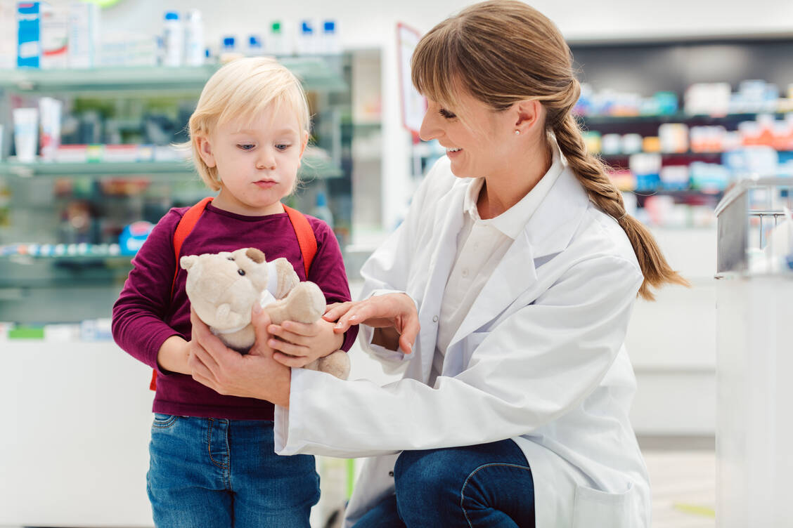 Kinder brauchen in der Regel andere Dosierungen und Arzneiformen als Erwachsene, zum Teil auch andere Arzneistoffe.  / Foto: Adobe Stock/Kzenon