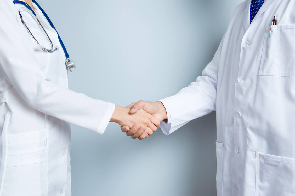 In Nordrhein wollen Hausärzte und Apotheken bei Lieferengpässen künftig enger zusammenarbeiten. / Foto: Adobe Stock/deagreez