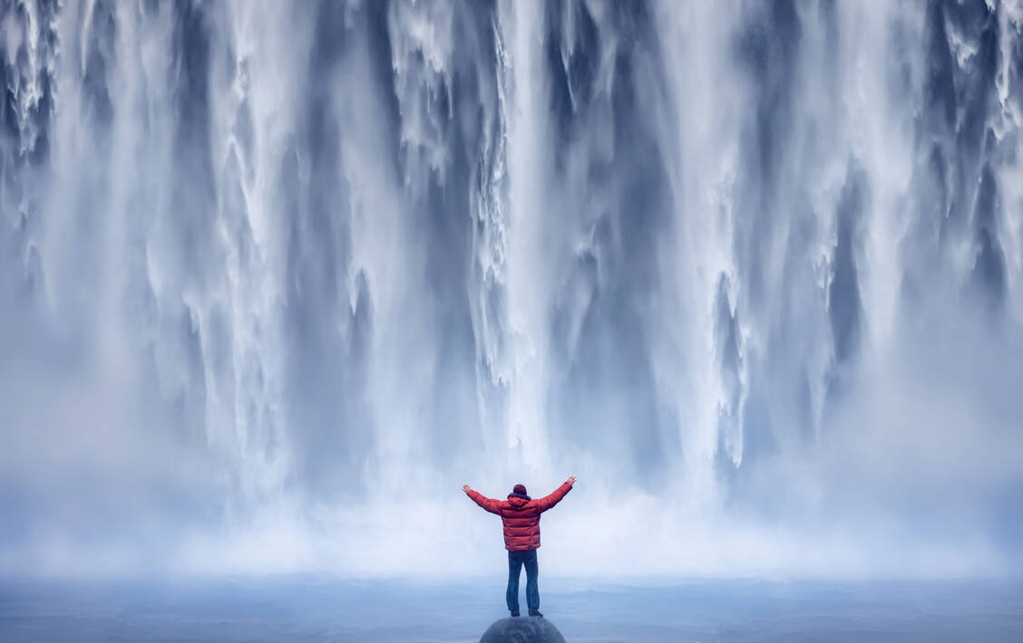 Mensch und Wasser haben sich entfremdet. Sie müssen wieder einen Schritt aufeinander zugehen. Eine neue Haltung könnte viel Gutes bewirken. Davon sind jedenfalls Expertinnen zweier Disziplinen überzeugt. / Foto: Adobe Stock/JesusmGarcia