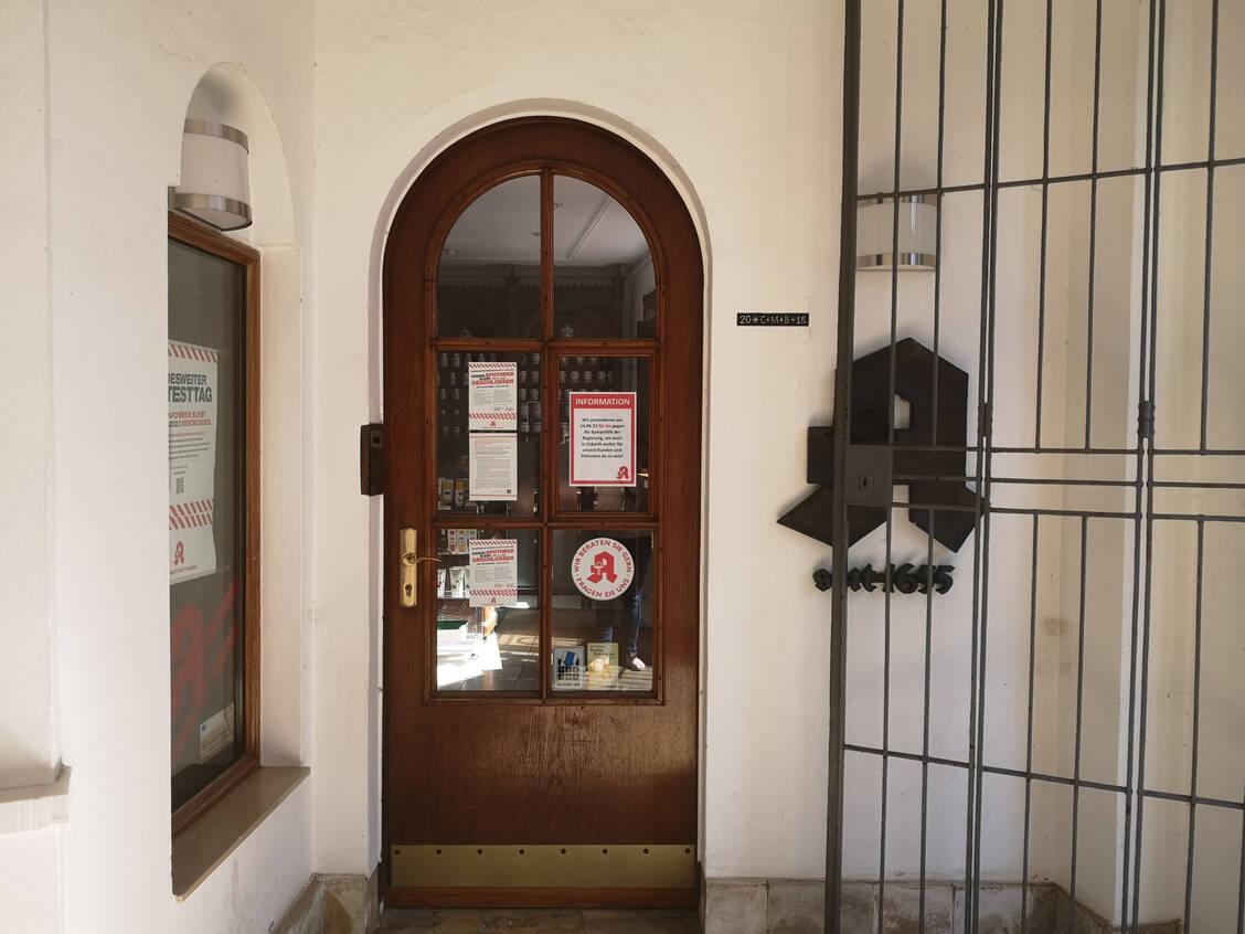 Vor geschlossenen Türen wie hier in Stade standen wohl nur uninformierte Bürgerinnen und Bürger. Die Akutversorgung wurde durch die Notdienst-Apotheken gewährleistet. Zum Teil nur per Klappe, um auch hier den Protest deutlich zu zeigen. / Foto: PZ/Daniela Hüttemann