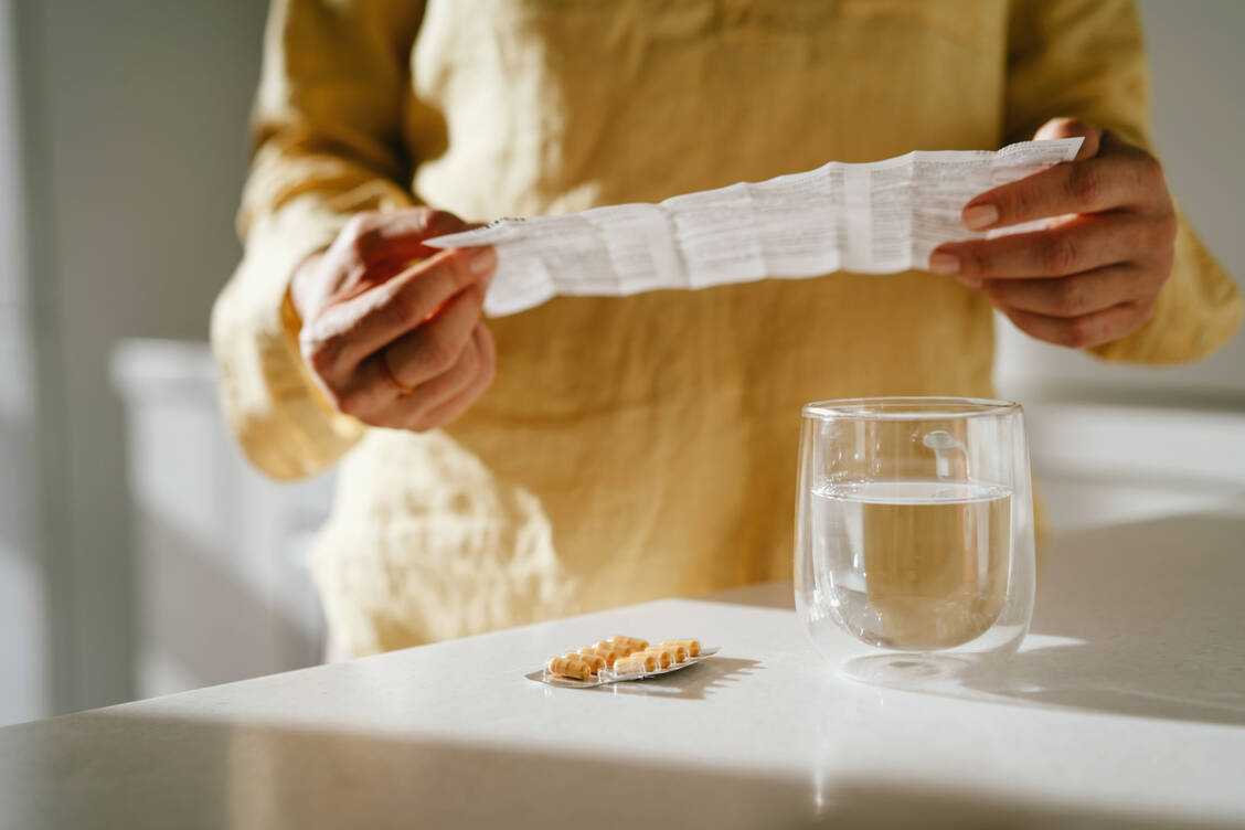 Der Beipackzettel ist eher eine rechtliche Absicherung der Hersteller als eine verständliche Anweisung für den Patienten. / Foto: Getty Images/Fiordaliso