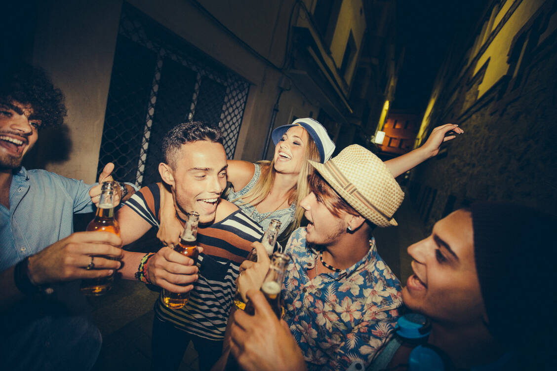Jugendliche gehen seit Corona der Statistik zufolge besser mit Alkohol um als die Jahrgänge zuvor. / Foto: Getty Images/wundervisuals