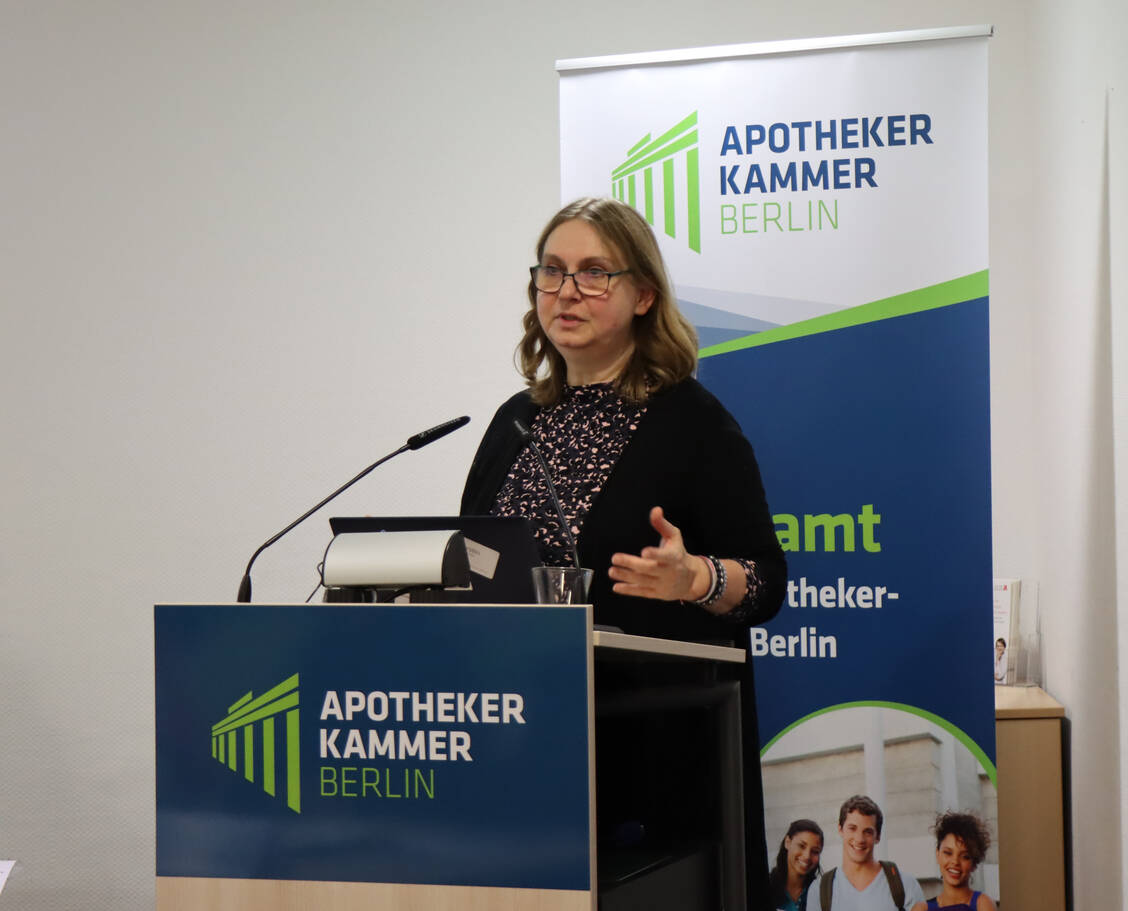 Dr. Kerstin Kemmritz, Präsidentin der Apothekerkammer Berlin, stimmte die Delegierten auf schwierige Zeiten ein. / Foto: AKB