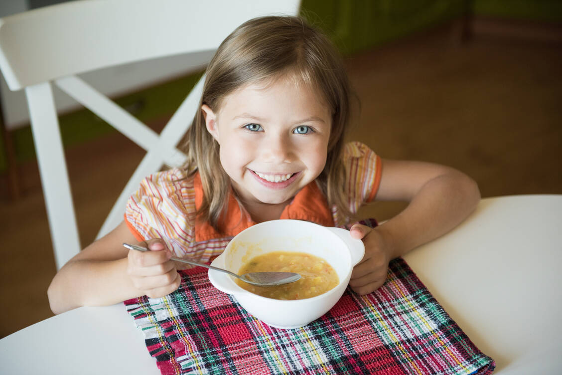 Kinder essen eher auch gesunde Lebensmittel, wenn sie oft angeboten werden und der Nutzen für die Kinder erklärt wird. Positiv über das Essen sprechen, eine entspannte Esssituation und das Kind loben, helfen zusätzlich.    / Foto: Adobe Stock/ irena_geo