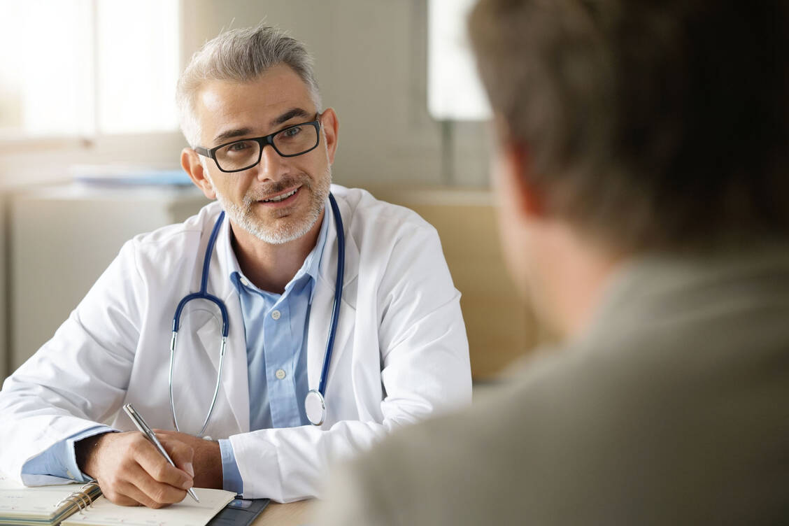 Wirtschaftliche Verordnung des Arztes: Bestimmte Patienten können ab sofort von neuen Erstattungsregeln für den  Antikörper Erenumab (Aimovig®) profitieren. / Foto: Shutterstock/goodluz