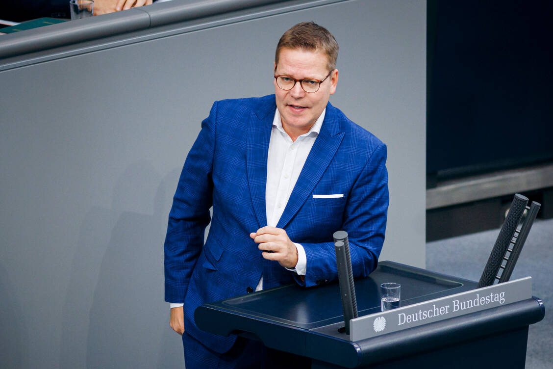 Der gesundheitspolitische Sprecher der CDU/CSU-Fraktion im Bundestag, Tino Sorge, kritisiert, dass Bundesgesundheitsminister Professor Karl Lauterbach (SPD) das BIÖG auf dem Verwaltungsweg durchdrücken will. / © IMAGO/photothek.de