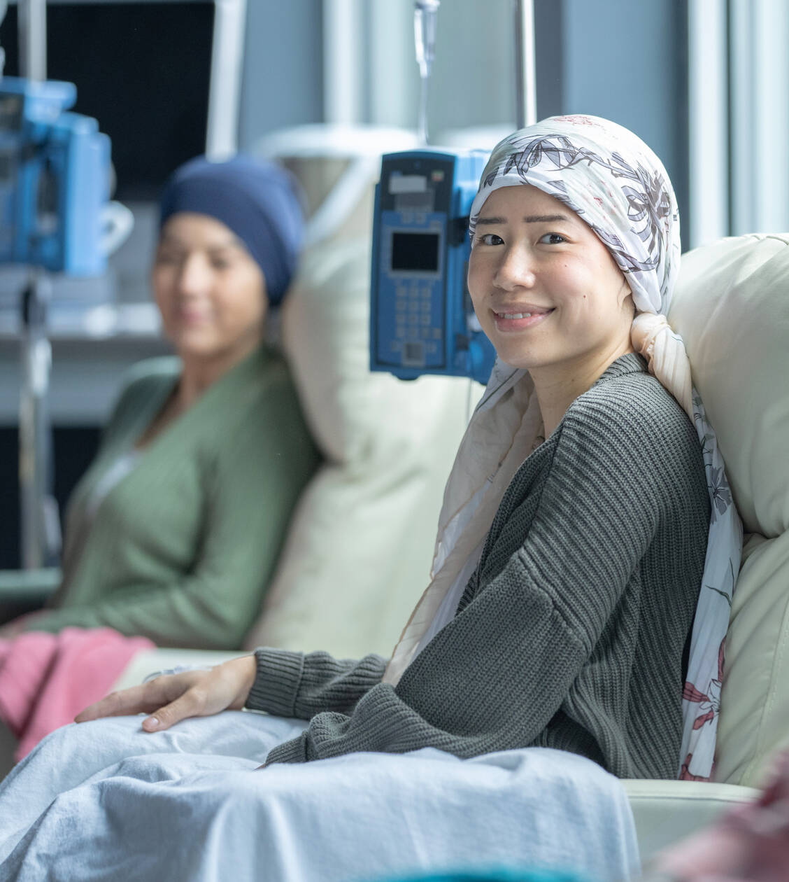 Bei nichtrauchenden Frauen mit einem Adenokarzinom der Lunge liegen häufig Treibermutationen vor, die therapeutisch adressiert werden können. / © Getty Images/FatCamera