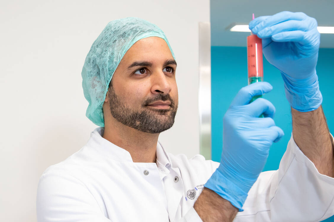 Dr. Adrin Dadkhah und seine Kollegen aus der Klinikapotheke des UKE haben lange an der optimalen Zusammensetzung der Grundmasse getüfelt. / © UKE/Eva Hecht