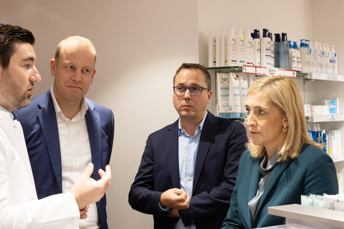 Der CDU-Abgeordnete David Preisendanz, der CDU-Landtagsabgeordnete (in Baden-Württemberg) Andreas Deuschle und Gesundheitsministerin Nina Warken (CDU) bei einem Besuch in der »Apotheke Mache« in Ostfildern-Nellingen (v.l.n.r.). / © Susanne Hauber