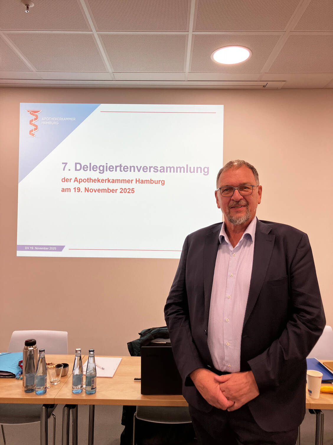 »Wir benötigen inhabergeführte Apotheken, die mit viel Verantwortungsbewusstsein ihren Job machen. Dafür müssen sie wirtschaftlich gestärkt werden«, so Kammerpräsident Holger Gnekow. / © PZ/Daniela Hüttemann