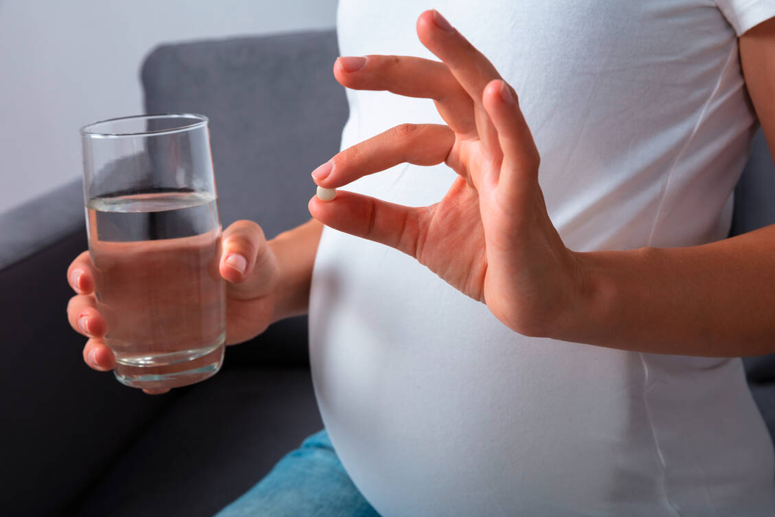 Folsäure und Jodid gehören zu den Nährstoffen, die in der Schwangerschaft vermehrt benötigt werden. / © Adobe Stock/Andrey Popov