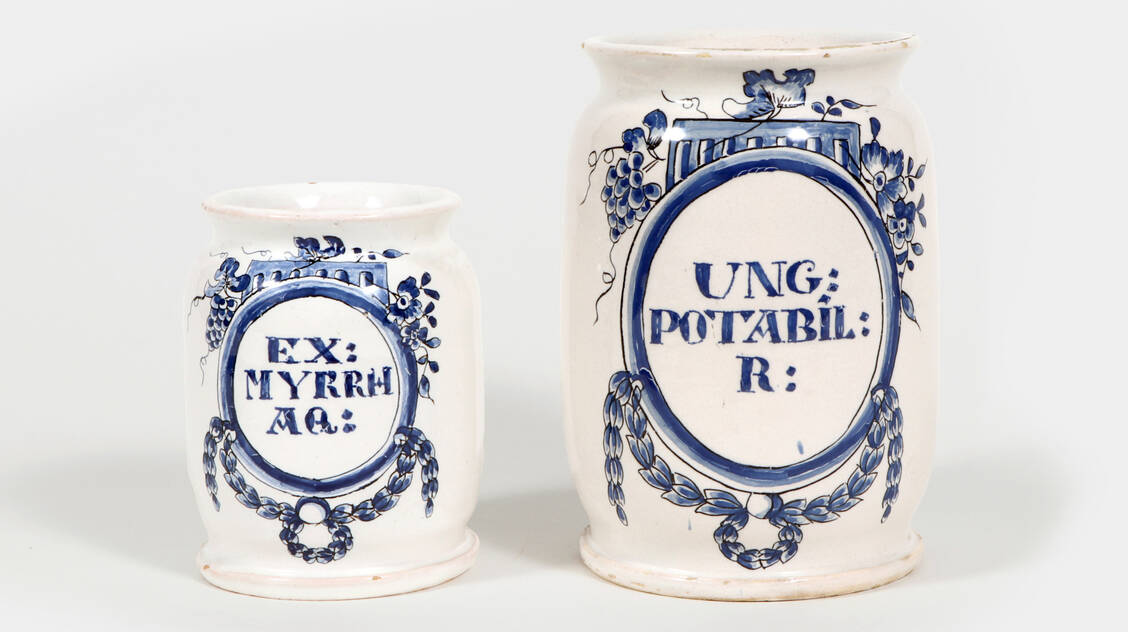 Abbildung 3: Fayence-Albarelli, Nikolaus-Apotheke Nieheim, circa 1780 bis 1800 (Inv.-Nr. II E 1008–1009) / © DAM