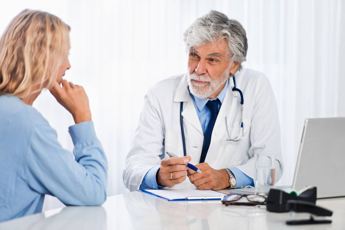 Im Rahmen einer Primärversorgung sollen Patienten immer zuerst ihren Hausarzt aufsuchen.  / © Adobe Stock/Jonas Glaubitz