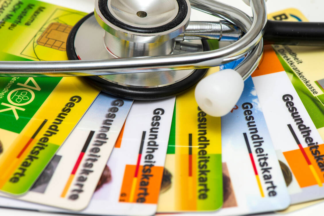Viele Gesundheitskarten tragen auf der Rückseite die Europäische Krankenversicherungskarte (EHIC). Deren Ablaufdatum ist gut sichtbar aufgedruckt  – das Ablaufdatum der eGK ist allerdings nicht einsehbar, was zu Missverständnissen führen kann. / © Imago/Wolfilser