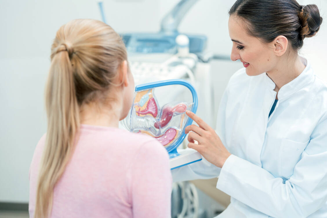 Es gibt viele Gründe für unerfüllten Kinderwunsch. Mitunter liegen eine Endometriose oder ein polyzystisches Ovarsyndrom zugrunde. Eine sorgfältige Beratung beim Gynäkologen oder im Kinderwunschzentrum kann dies klären. / Foto: Adobe Stock/Kzenon
