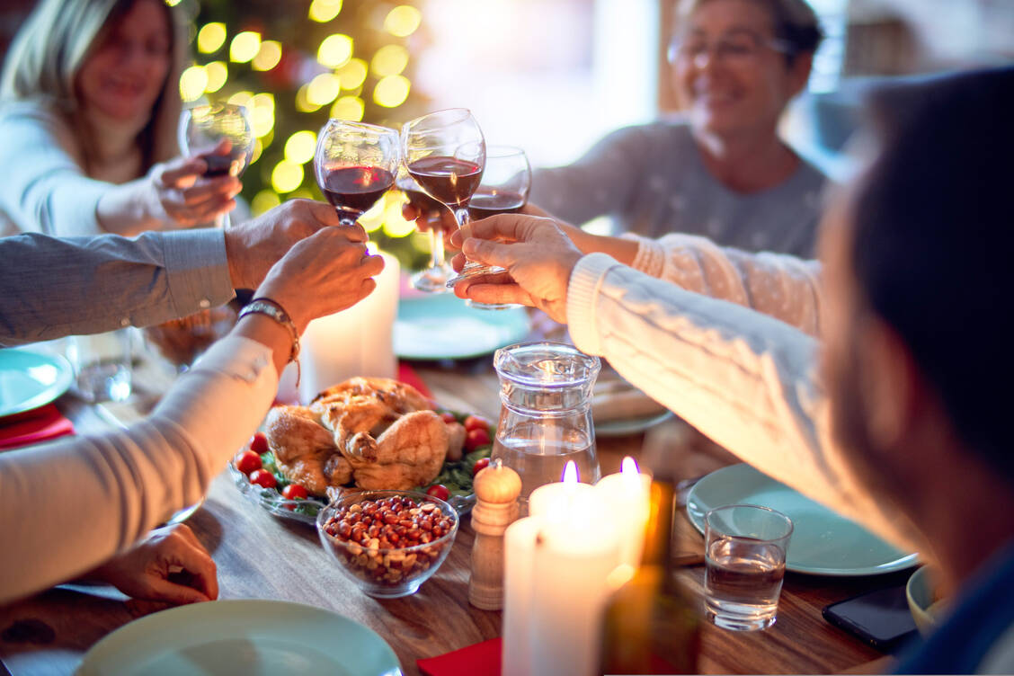 Ein üppiges Weihnachtsessen kann für Gichtpatienten schmerzhaft enden. / Foto: Adobe Stock/Krakenimages.com