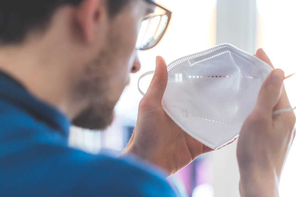 FFP2-Masken schützen gut vor einer Ansteckung mit dem Coronavirus – vorausgesetzt, sie passen. / Foto: Adobe Stock/Patrick Daxenbichler