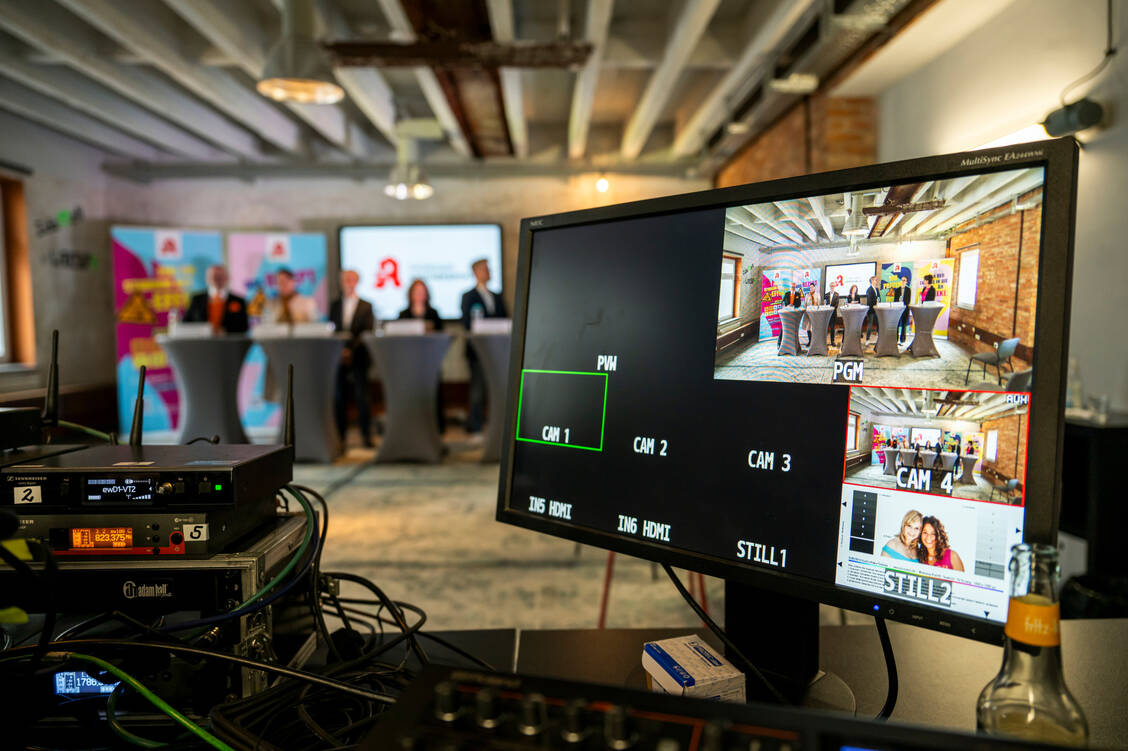 Die Diskussionsrunde wurde live übertragen. / Foto: Jacob Schröter