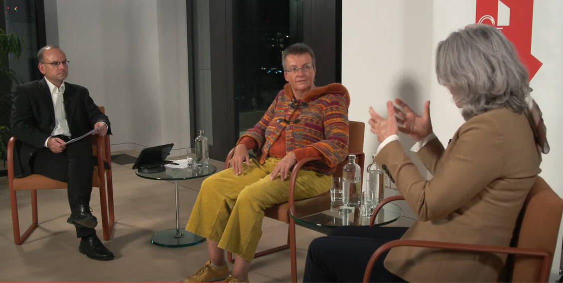Beim jüngsten ABDA-Talk sprachen ABDA-Präsidentin Gabriele Regina Overwiening (rechts) und die Linken-Politikerin Kathrin Vogler über aktuelle Themen wie die Verzögerungen beim E-Rezept und die geplante Cannabislegalisierung. Moderiert wurde der Talk von RND-Journalist Timot Szent-Ivanyi. / Foto: Youtube/Screenshot: PZ