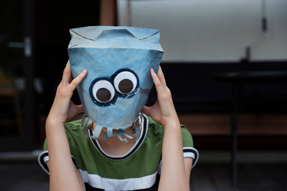 Bei den meisten Betroffenen verschwindet eine Neurodermitis, wenn sie erwachsen werden. Bleiben die Hautprobleme bestehen, können sie sich in der Pubertät durch nachlässige oder ungeeignete Hautpflege verstärken. / Foto: Getty Images/Elva Etienne