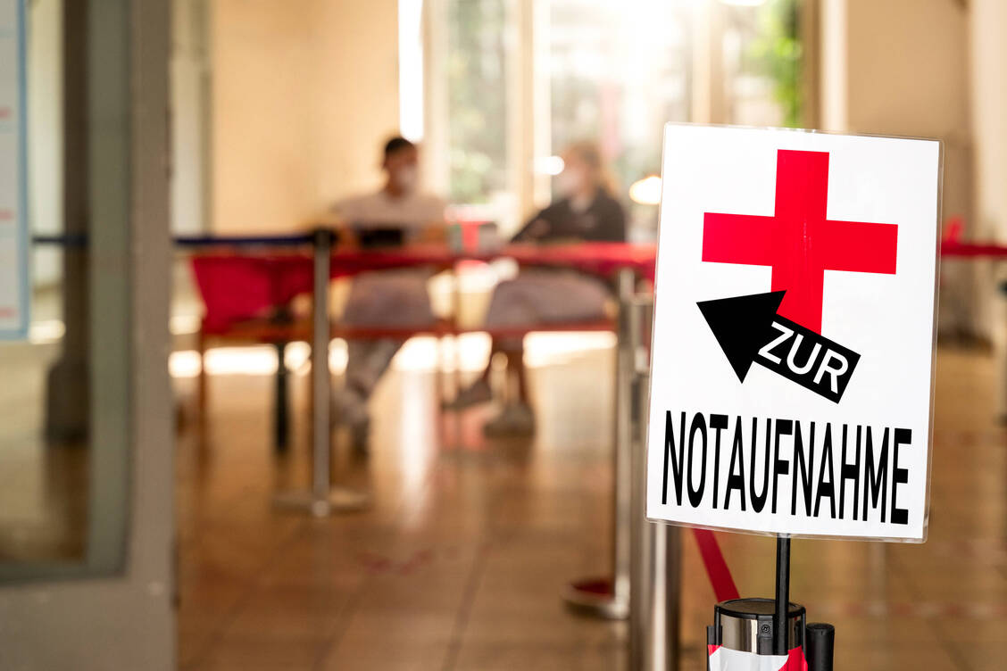 Ein relevanter Anteil der Patienten, die notfallmäßig ins Krankenhaus kommen, landet dort aufgrund von arzneimittelbezogenen Problemen. Nur wenn diese erkannt werden, können sie durch eine Änderung der Medikation abgestellt werden. / © Imago Images/Bihlmayerfotografie