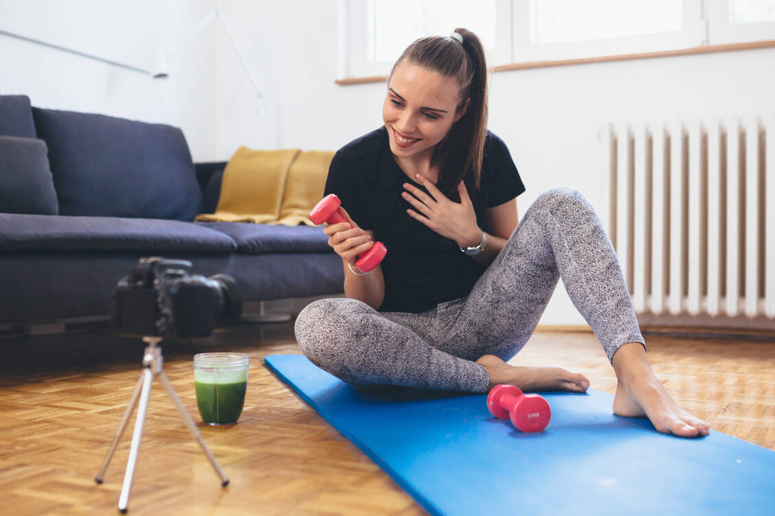 Sie macht ihre Gesundheitskompetenz für andere sichtbar: Influencerin für gesunde Lebensweise. / Foto: Adobe Stock/cherryandbees