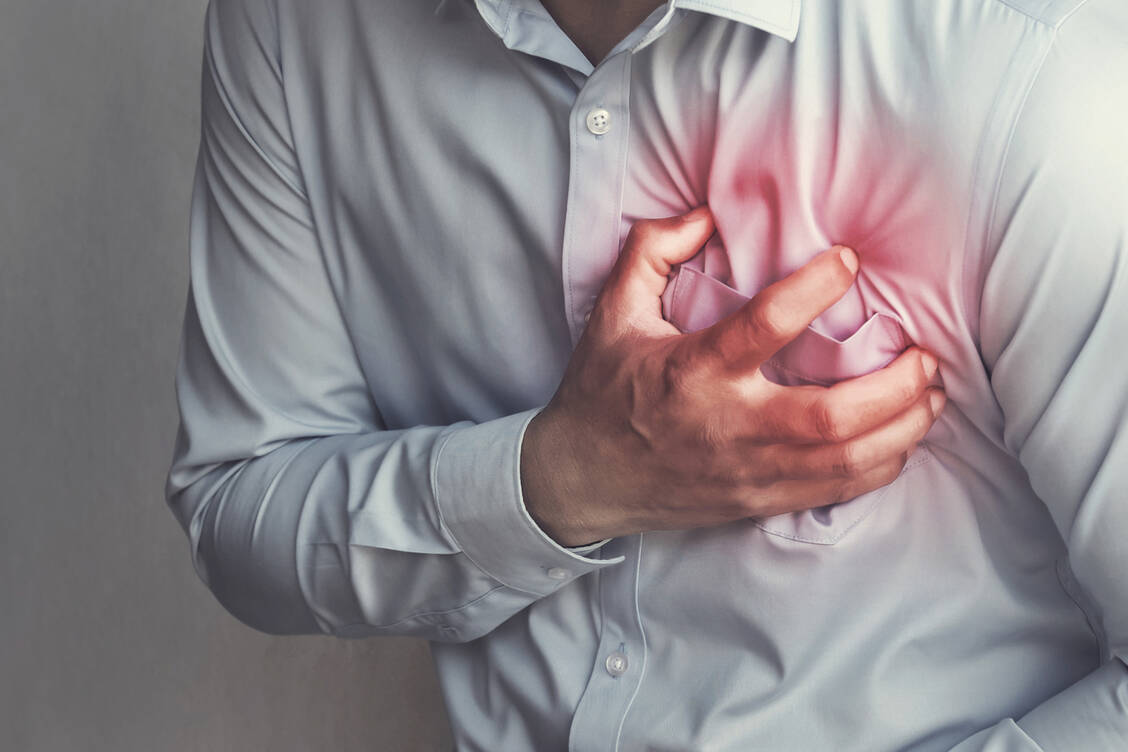 Eine KHK fällt oft erst auf, wenn Patienten einen Herzinfarkt erleiden. / © Adobe Stock/lovelyday12