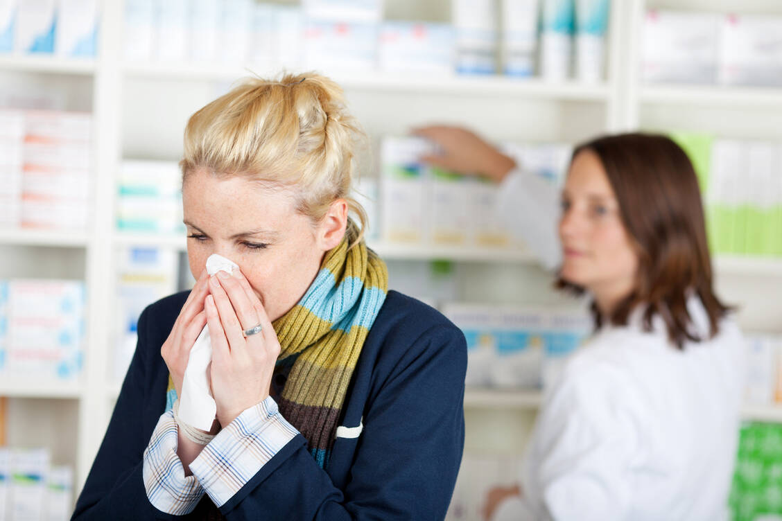 Maske-Tragen schützt auch vor Erkältungen. Im Vergleich zum Vorjahr haben die Apotheken in dieser Saison weniger Präparate verkauft, die bei Grippe oder Erkältung zum Einsatz kommen. / Foto: Adobe Stock/contrastwerkstatt