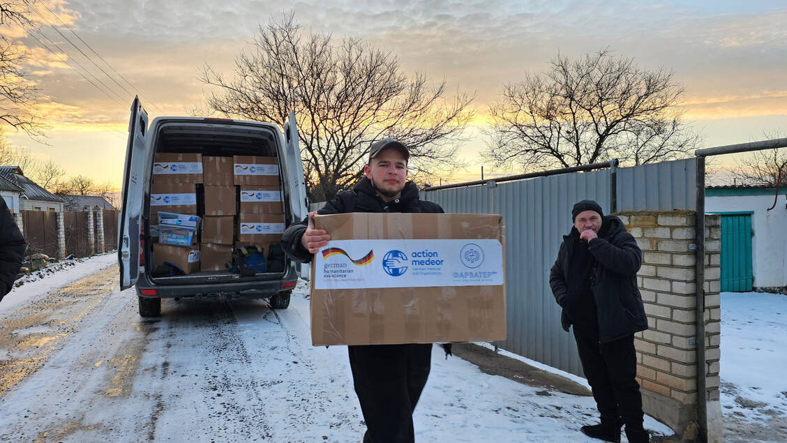 Bei eisiger Kälte versorgt die Hilfsorganisation action medeor die Menschen in den zerstörten Dörfern nahe der Front im Winter 2025/2026 mit Medikamenten, Generatoren und Öfen. / © action medeor