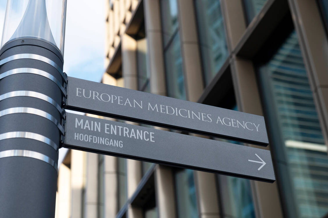 Wie geht es weiter mit dem Covid-19-Impfstoff von Astra-Zeneca? Darüber beraten die Zulassungsbehörden der EU und Großbritanniens derzeit. / Foto: imago images/Richard Wareham