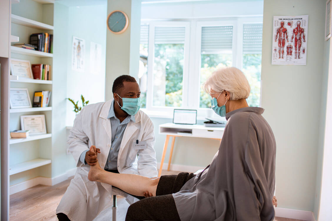 Wer innerhalb von drei Wochen nach der Vaxzevria-Impfung Schmerzen oder Schwellungen in den Beinen hat, sollte sofort einen Arzt aufsuchen, denn es könnte sich um eine Thrombose handeln. / Foto: Getty Images/Geber86