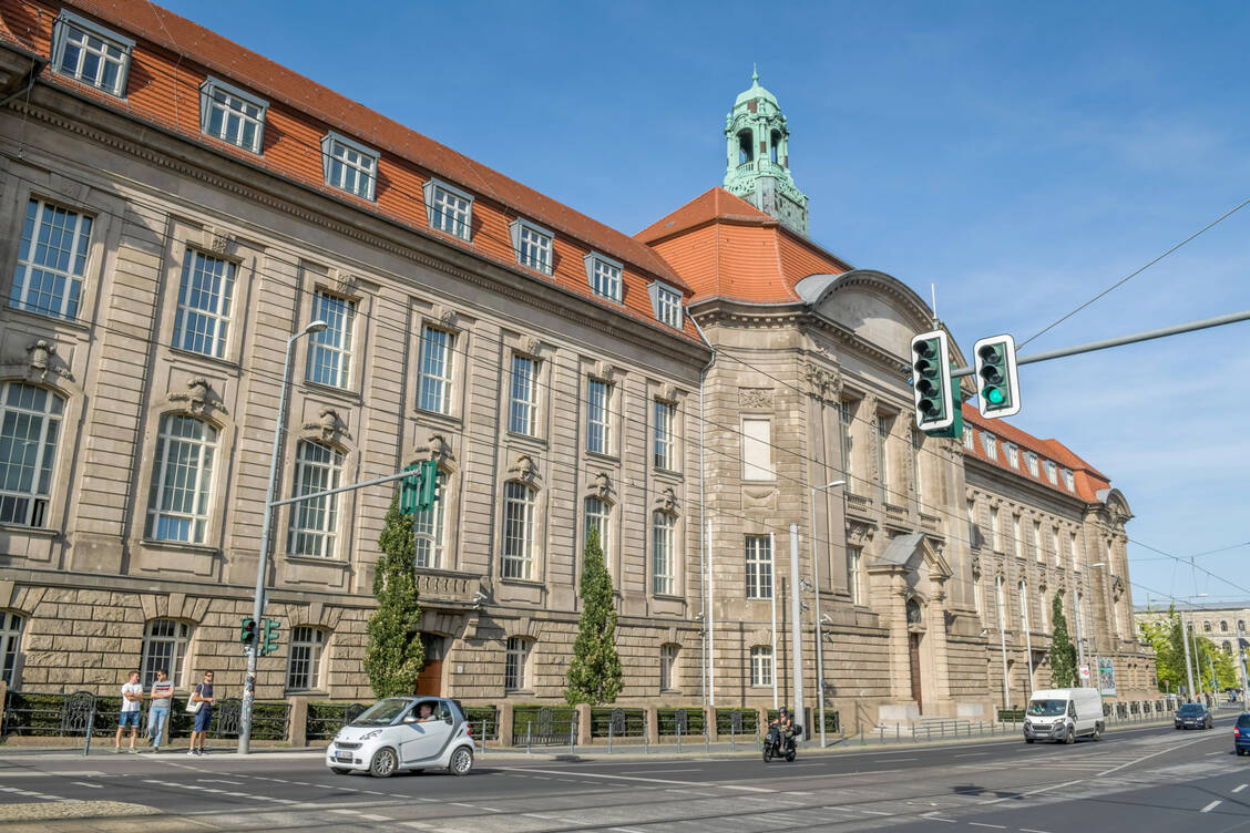 Das Bundeswirtschaftsministerium ist nach wie vor zuständig für die Arzneimittelpreisverordnung (AMPreisV) und daher auch mit der geplanten Fixumserhöhung befasst. / © imago images/Joko
