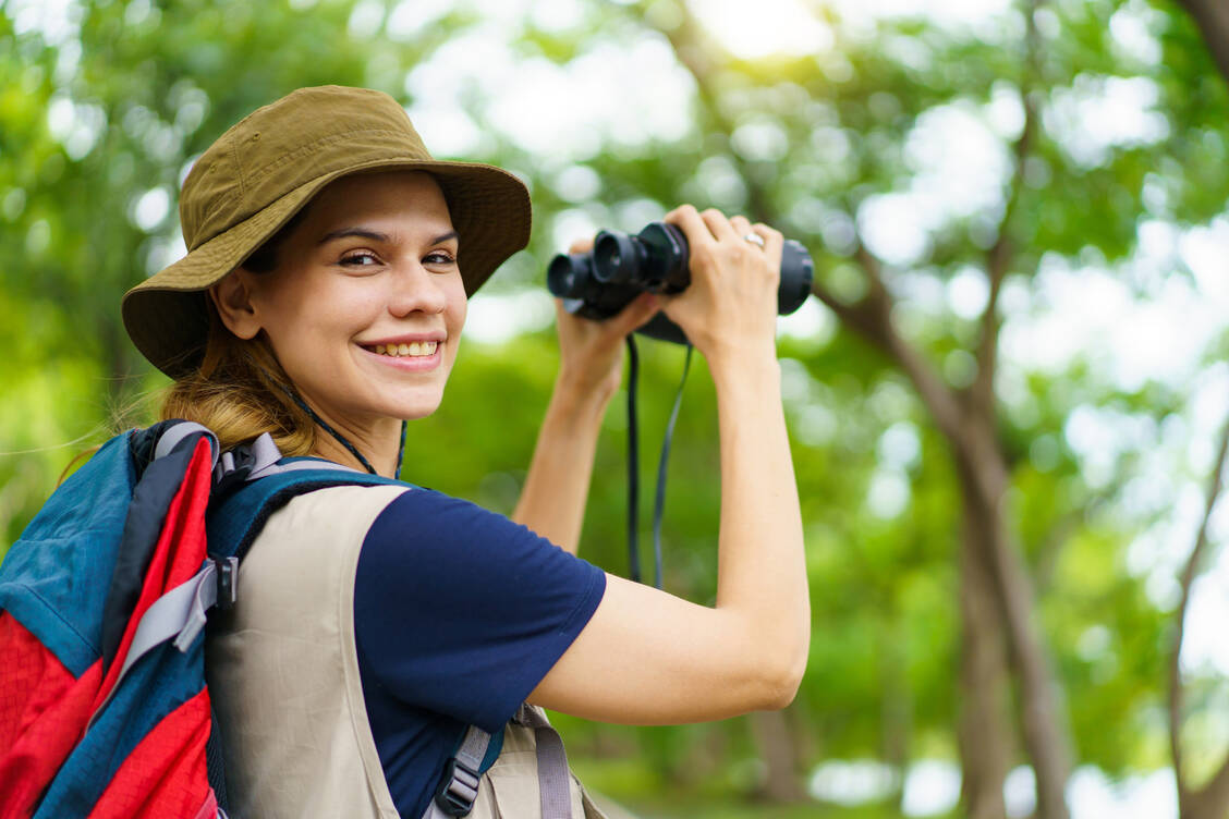 Viele Teenager entdecken ein Hobby mit Alt-Herren-Image für sich – Vogelbeobachtung. Darunter sind auch immer mehr Frauen. / © Shutterstock/FotoStock
