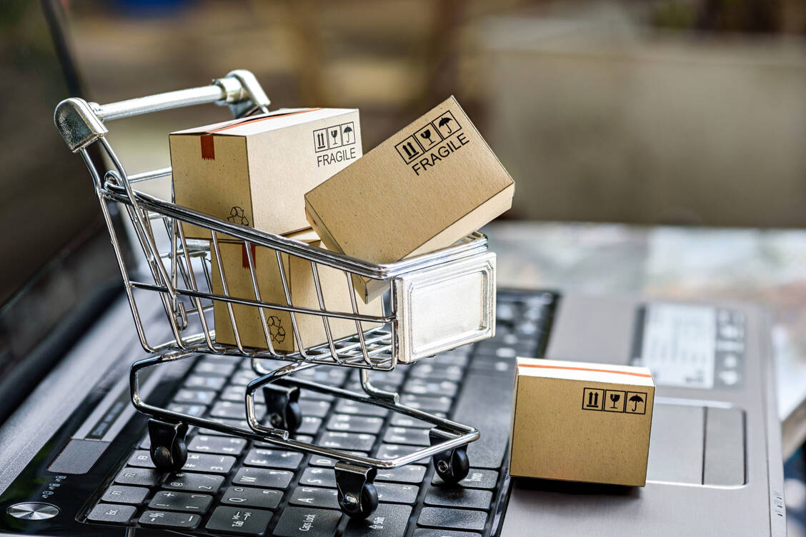 Umsatzwachstum gebremst: Der Online-Arzneimittelhändler Shop Apotheke hält zwar vorerst an seiner Jahresprognose fest, betrachtet diese inzwischen aber als »herausfordernd«. / Foto: Shutterstock/William Potter