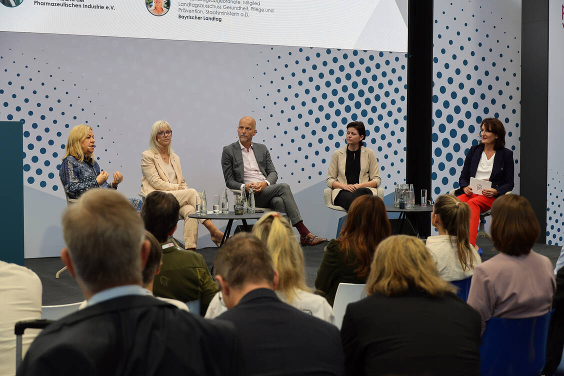 (v. l. n. r.) Andrea Galle (mkk), Carolina Trautner (CSU, Bayerischer Landtag), Kai Joachimsen (BPI), Franziska Scharpf (Vizepräsidentin der Bundesapothekerkammer) und Gudrun Kreutner-Reisinger (Moderation). / © PZ/Alois Müller