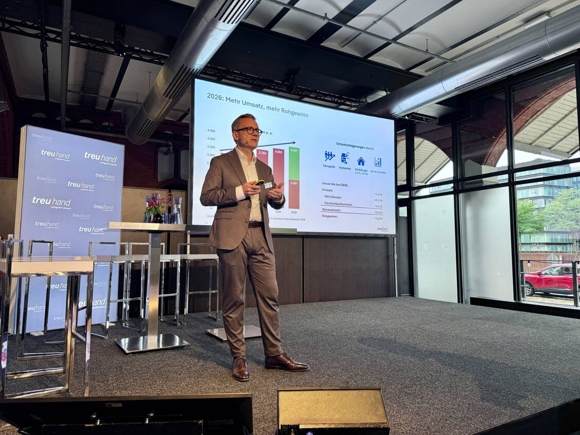 Beim Treuhand-Dialog in Hamburg präsentierte Sebastian Schwintek aktuelle Zahlen und Prognosen der Apotheken für 2027. / © PZ