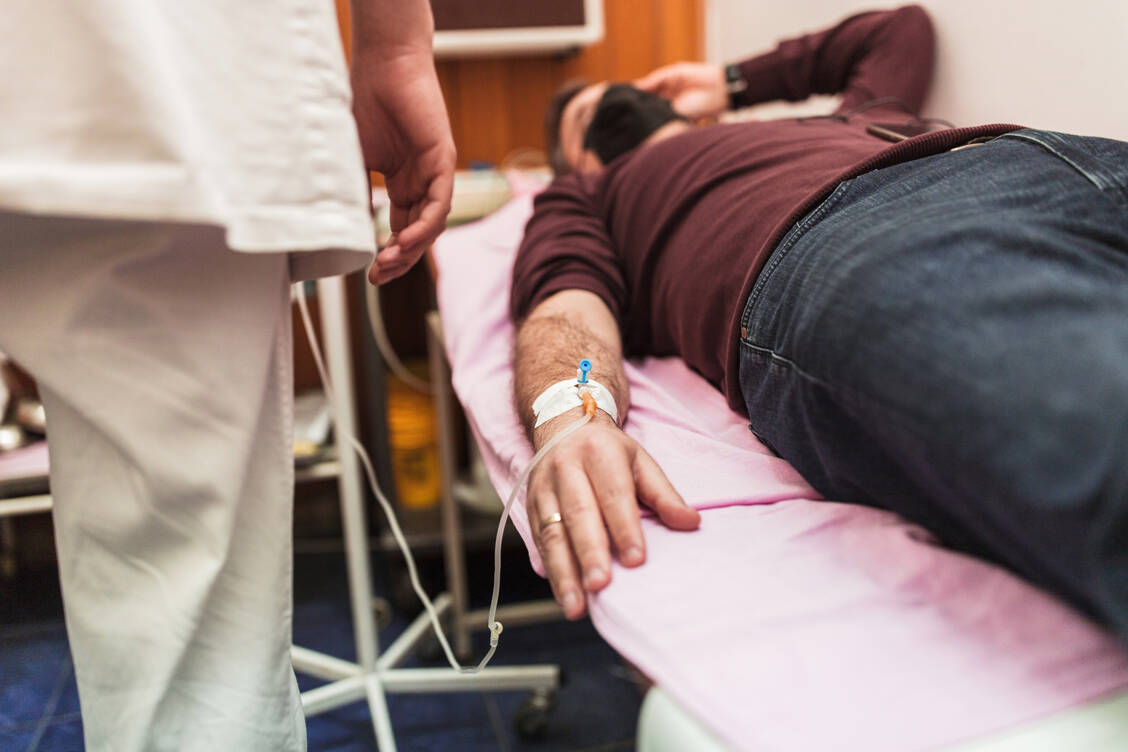 Ensovibep als proteinbasierter Wirkstoff muss infundiert werden, genau wie die Covid-19-Antikörper möglichst früh nach Symptombeginn. / Foto: Getty Images/Dobrila Vignjevic