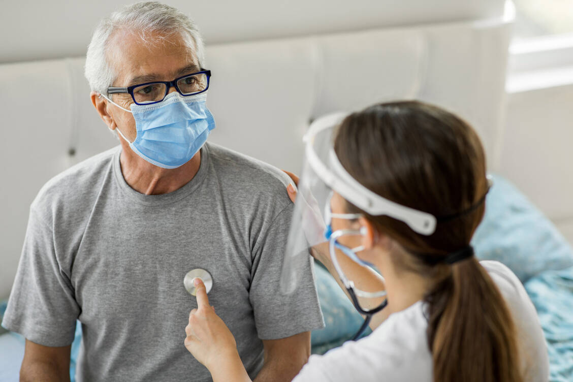 Um eine chronische Herzerkrankung zu erkennen, reichen oft eine sorgfältige Anamnese und Basisdiagnostik aus. / Foto: Getty Images/bymuratdeniz