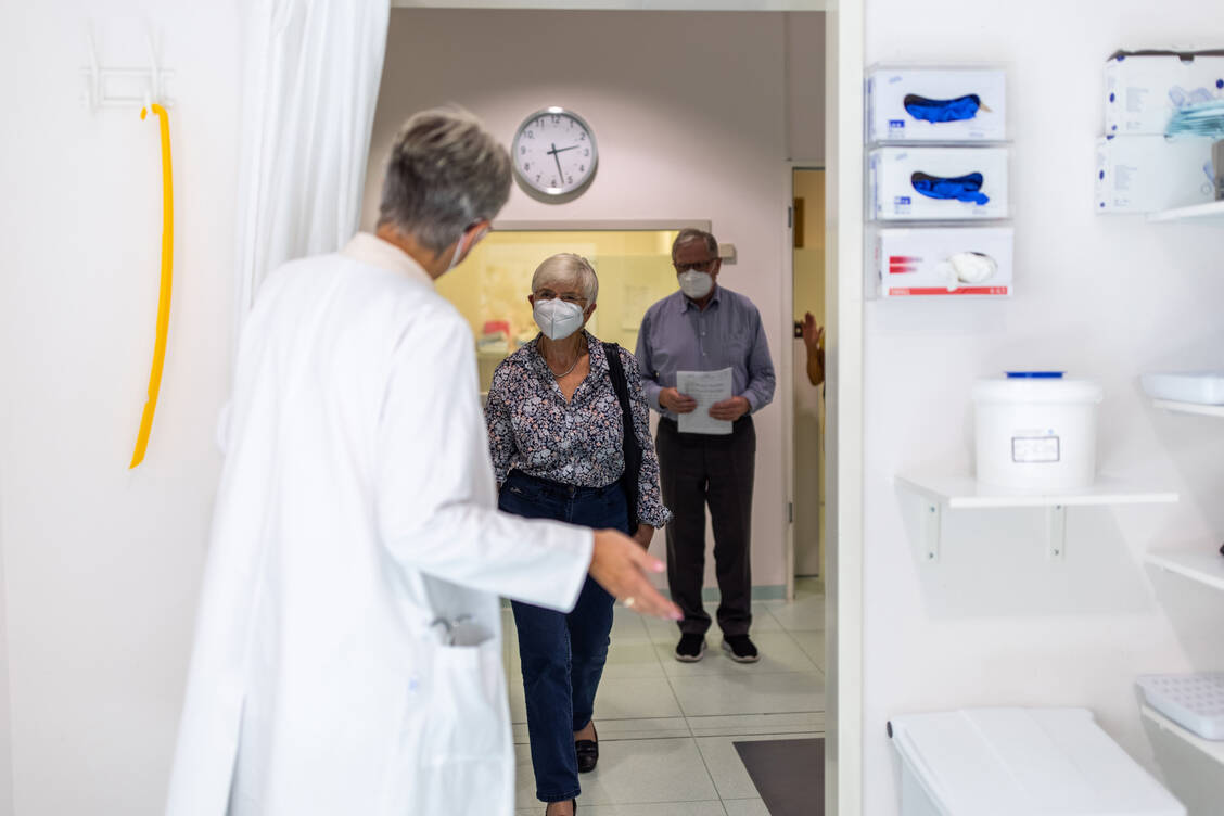 Manchmal kommt es zu Fällen, in denen etwa pensionierte Ärzte in Apotheken auch gegen Covid-19 impfen wollen. Ob das geht, wird in den einzelnen Bundesländern unterschiedlich geregelt. / Foto: Getty Images/Luis Alvarez